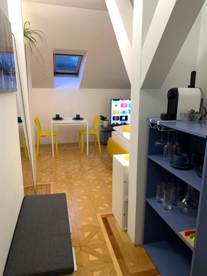 Small But Charming-Yellow Appartement Baden Eksteriør billede