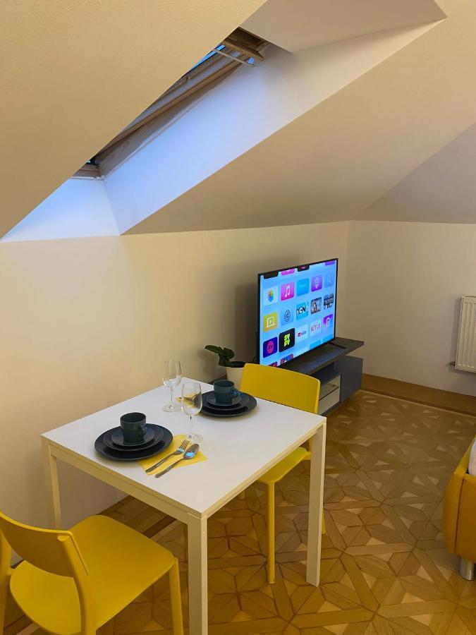 Small But Charming-Yellow Appartement Baden Eksteriør billede