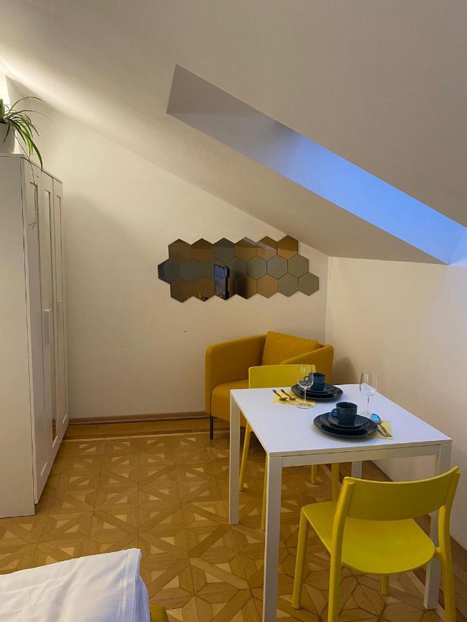Small But Charming-Yellow Appartement Baden Eksteriør billede
