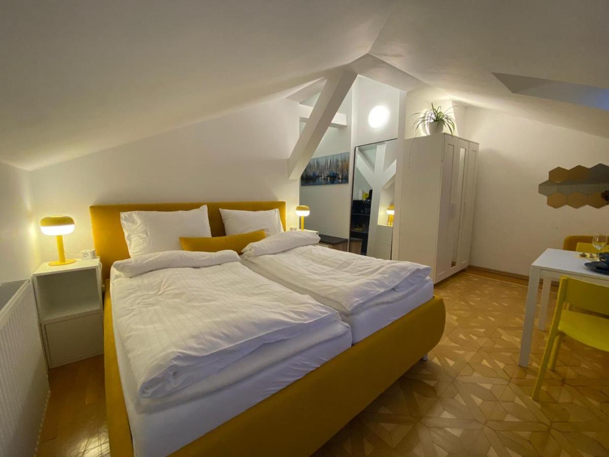 Small But Charming-Yellow Appartement Baden Eksteriør billede
